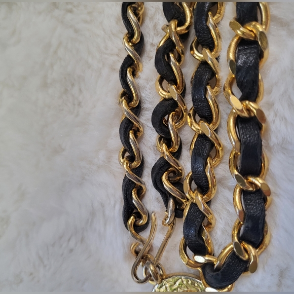 CHANEL 1982 Vintage Medallion Black Leather Chain Belt - Picture 13 of 13